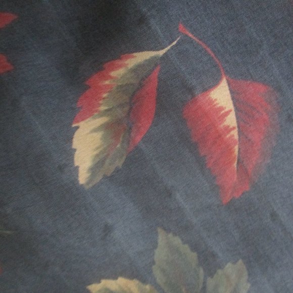 Semi sheer fall leaves & berries scarf - Picture 8 of 9